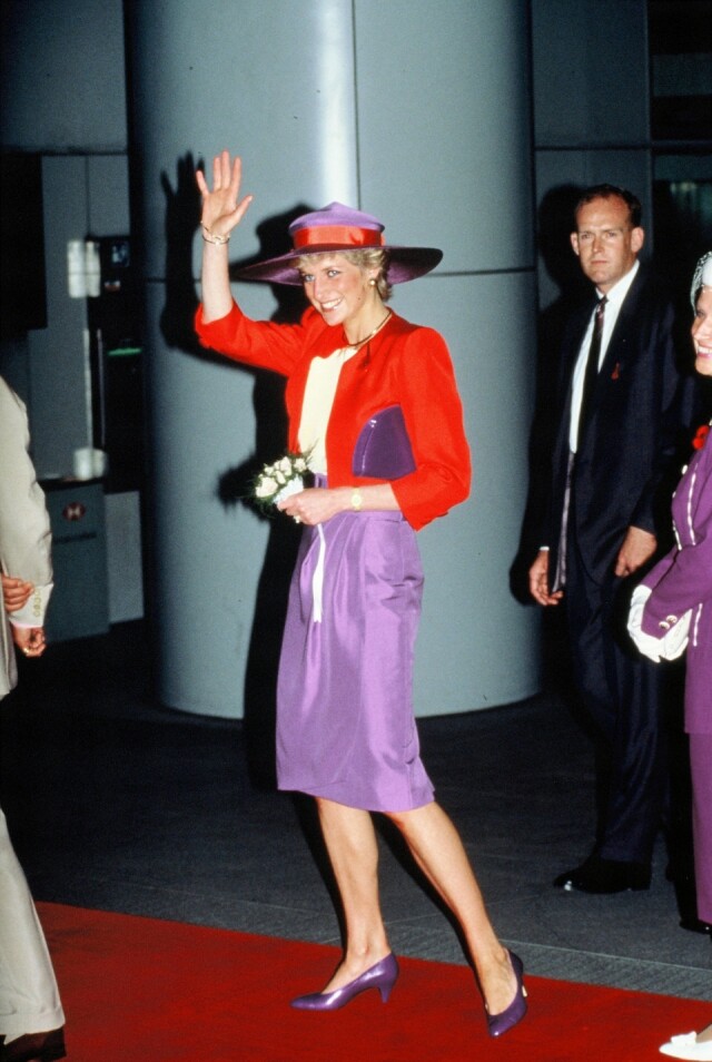 戴安娜王妃穿上紫色配紅色的套裝