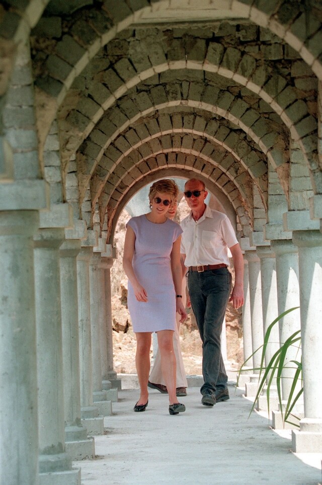 1995 年戴安娜王妃造訪石鼓洲戒毒中心，關心弱勢族群。