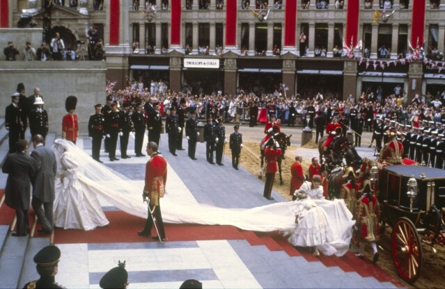 戴安娜王妃的婚紗裙襬是英國王室之最