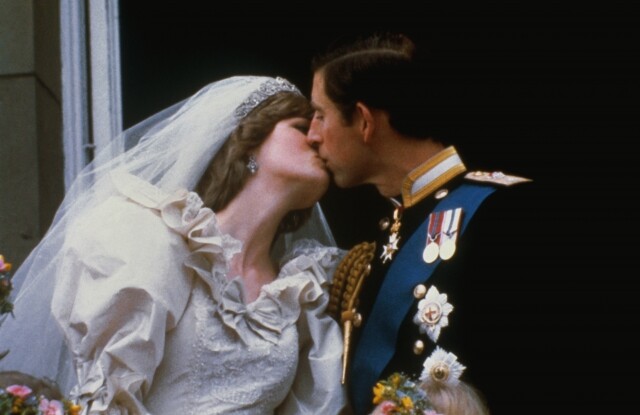 Princess Diana 穿起夢幻的婚紗跟 Prince Charles 行禮
