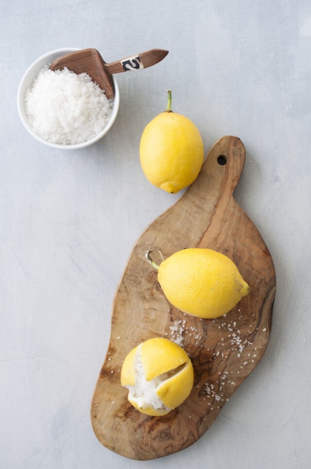 10. 檸檬＋鹽可去掉白色衣物的黃漬