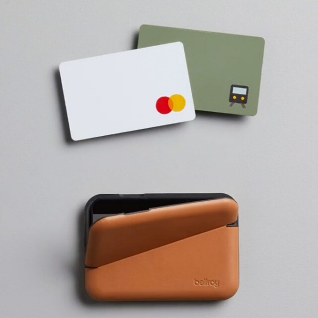 另一款卡片套同款以纖薄的外形取勝，前方能向下摺的設計，令取卡的動作變得更便捷。
