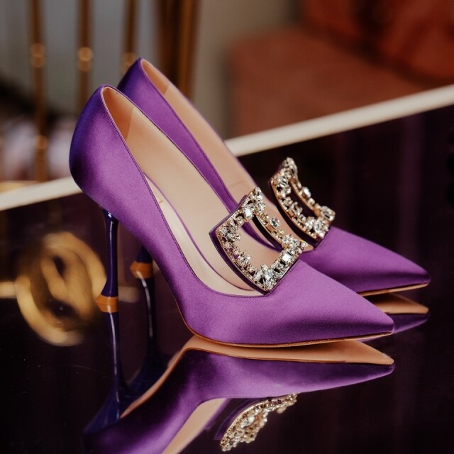 深紫色設計的 Broche Vivier 系列高跟鞋具隆重感，出席重要場合的首選。$11,400