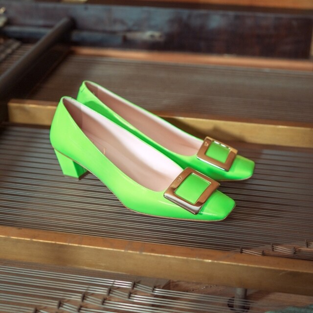 Roger Vivier 青色 Belle Viver 方扣鞋 $6,200 Roger Vivier 青色 Belle Viver 方扣鞋 $6,200
