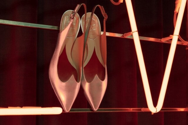 Roger Vivier 閃粉紅色 I love Vivier 系列高跟鞋 $6,400 Roger Vivier 閃粉紅色 I love Vivier 系列高跟鞋 $6,400