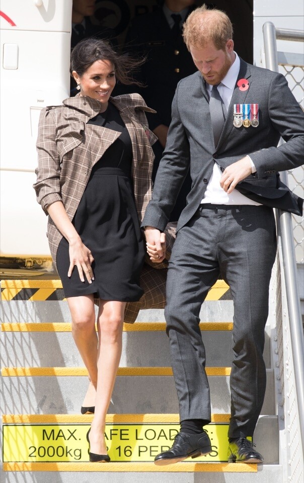 2018 年 10 月梅根王妃穿著 ASOS 的黑色及膝孕婦裙到訪新西蘭