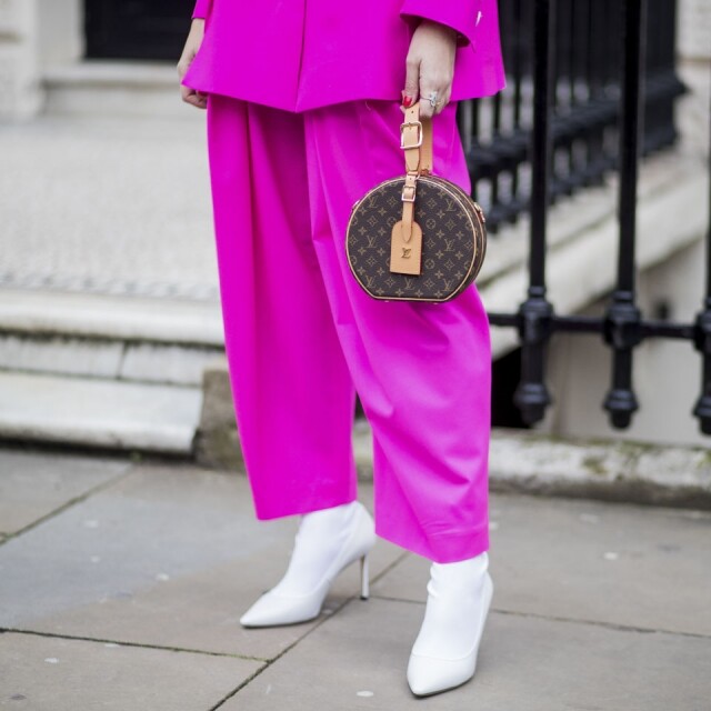 Louis Vuitton Petite Boite Chapeau 手袋 Louis Vuitton 推出了以帽盒作靈感設計的手袋,迷你圓形手袋,易於配襯同時又不失型格。 Louis Vuitton Petite Boite Chapeau 手袋 Louis Vuitton 推出了以帽盒作靈感設計的手袋,迷你圓形手袋,易於配襯同時又不失型格。