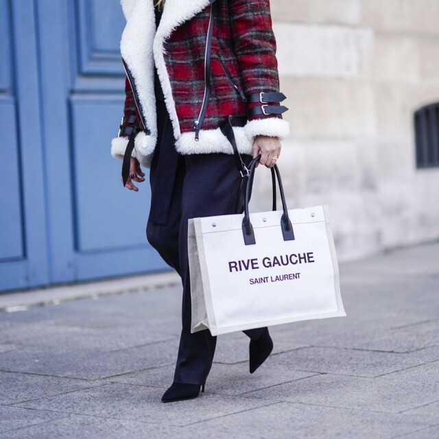 Saint Laurent Rive Gauche 系列 Tote bag Saint Laurent 一向都愛推出皮革手袋，而 2018 春夏 Saint Laurent 便推出了帆布質地的 tote bag，印上大大個 Saint Laurent 字樣，易於配襯隨性造型。