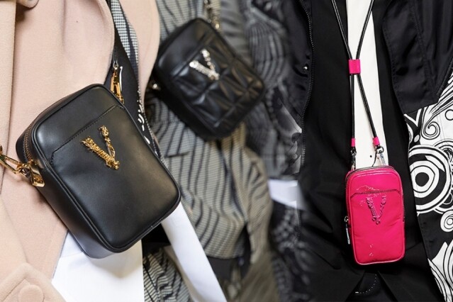 多個小手袋亦是來自 Virtus 系列，當中最小的 pouch bag 更能掛頸、側揹及用作 belt bag 三用。