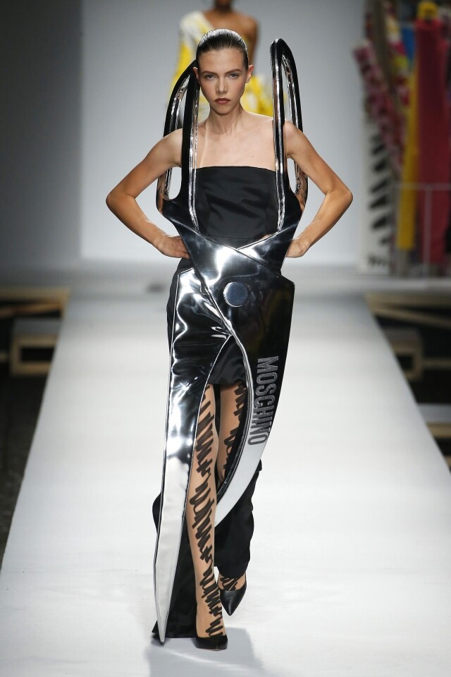 Moschino 讓模特兒穿起和身高相約的巨型剪刀造型晚裝裙走秀