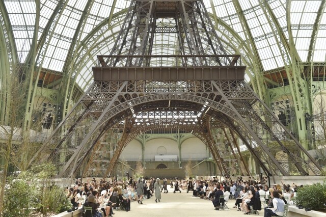巴黎地標 巴黎的地標必數巴黎鐵塔，而 Karl Lagerfeld 於 2017 於高級訂造服 show 內，巴黎大皇宮玻璃拱頂之下，興建了一座 38 米高的複製巴黎鐵塔，塔下擺滿公園椅子，令人有悠閒漫步及重新發掘巴黎神韻的興致。未開 show 已經有打卡點，social media 都滿佈 #chaneltower 的 post。