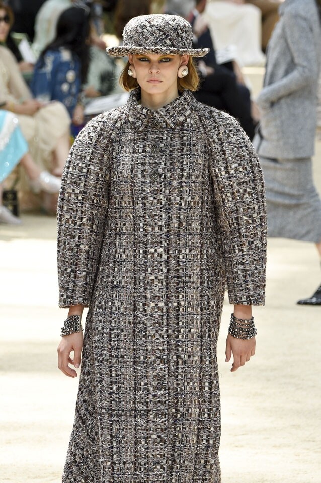 Tweed 是主打 差不多整個高級訂造服系列，都是以 Chanel 經典的 Tweed 作物料，由外套、連身裙到飾物，都有 Tweed 布料的蹤影，加上以灰色為主調，配合簡單俐落的剪裁，將法式時尚的韻味表露無遺。