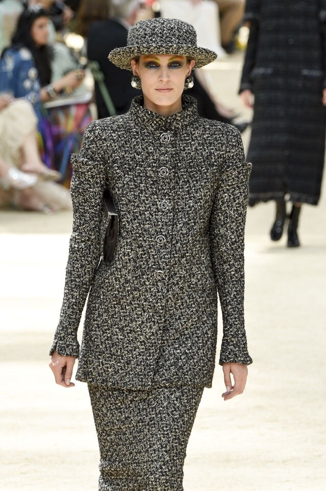 Tweed 是主打 差不多整個高級訂造服系列，都是以 Chanel 經典的 Tweed 作物料，由外套、連身裙到飾物，都有 Tweed 布料的蹤影，加上以灰色為主調，配合簡單俐落的剪裁，將法式時尚的韻味表露無遺。