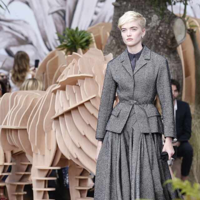 Bar Jacket Maria Grazia Chiuri 沒有遺忘 Dior 的經典 DNA,Bar Jacket 穿插於整個系列,為設計帶來時尚感,卻又不失經典。 Bar Jacket Maria Grazia Chiuri 沒有遺忘 Dior 的經典 DNA,Bar Jacket 穿插於整個系列,為設計帶來時尚感,卻又不失經典。