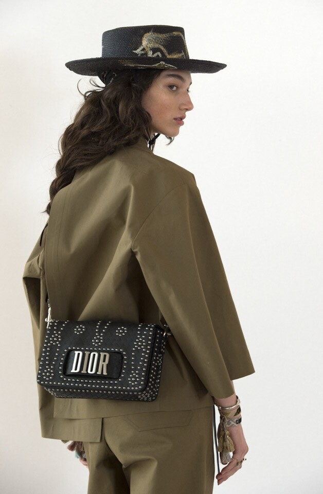 Dior J’Adior Bag Maria Grazia Chiuri 入主 Dior 後便推出了J’Adior 系列手袋，而2018 早春系列中，J‘Adior 繼續出現，換上了更多新鮮的設計元素，如綴上鍋釘，令手袋系列更完整，可見 J’Adior 的熱潮將會繼續紅下去。