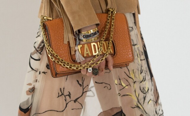 Dior J’Adior Bag Maria Grazia Chiuri 入主 Dior 後便推出了J’Adior 系列手袋，而2018 早春系列中，J‘Adior 繼續出現，換上了更多新鮮的設計元素，如綴上鍋釘，令手袋系列更完整，可見 J’Adior 的熱潮將會繼續紅下去。