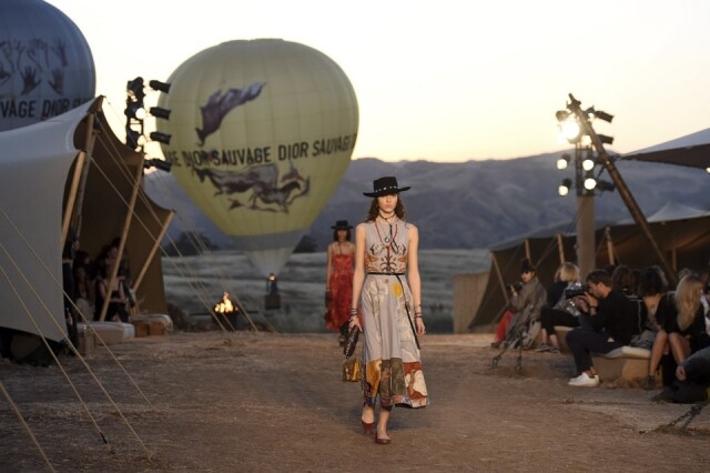 移師 Los Angeles 行 show Dior 2018 早春系列選址於美國洛杉磯的 Upper Las Virgenes 峽谷動植物保護區進行，catwalk show 場地放眼盡是稻草、沙漠及今次 2018 早春系列主題「 Dior Sauvage」的大型牌坊，當然少不了搶眼的熱氣球，而 Maria Grazia Chiuri 相信現今女性是勇於發掘自我，甚至一個人跑至沙漠去了解自己，正如藝術家 Georgia O’Keeffe 一樣，深入新墨西哥洲的沙漠，收集骸骨進行藝術創作。
