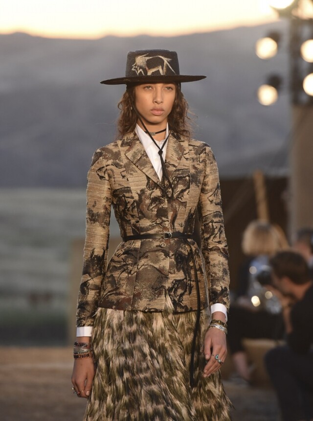 經典不變 Dior 中最經典的設計莫過於是著重腰線的 bar jacket，2018 早春系列中被變奏成圖案款式，增添時尚味。