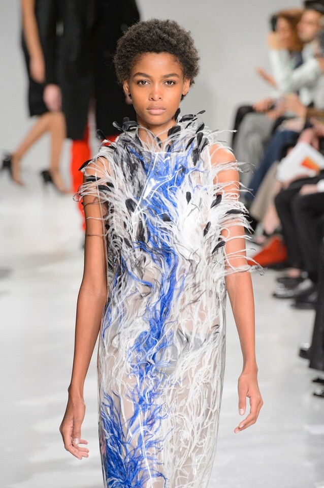 布料應用 Raf Simons 在 Calvin Klein FW17 系列中，更嘗試以不同質感的布料，以強烈對比的手法，為沉實的設計擦出不一樣的火花，如以 PVC 膠料跟毛毛料的配搭或是針織跟雪紡的配搭，都是大膽而創新的嘗試。