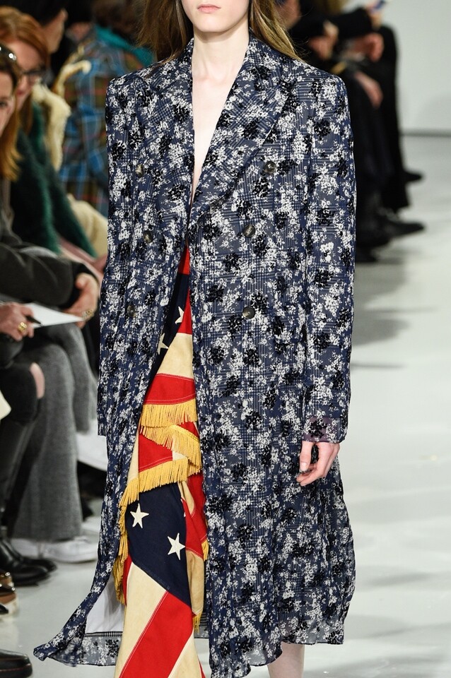 德國藝術家 Sterling Ruby 可算是 Raf Simons 的至愛藝術家，不論是 Raf Simons 自家品牌或是前米飯班主 Dior 的高訂服系列，都用上了 Sterling Ruby 的藝術品作靈感，來到 Calvin Klein 同樣以 Sterling Ruby 藝術品作設計，但卻是截然不同的風格，簡約設計中卻滿是 details ，就是 Raf Simons 的功力。