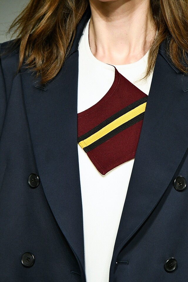 德國藝術家 Sterling Ruby 可算是 Raf Simons 的至愛藝術家，不論是 Raf Simons 自家品牌或是前米飯班主 Dior 的高訂服系列，都用上了 Sterling Ruby 的藝術品作靈感，來到 Calvin Klein 同樣以 Sterling Ruby 藝術品作設計，但卻是截然不同的風格，簡約設計中卻滿是 details ，就是 Raf Simons 的功力。