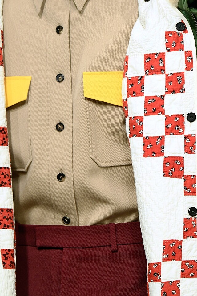 德國藝術家 Sterling Ruby 可算是 Raf Simons 的至愛藝術家，不論是 Raf Simons 自家品牌或是前米飯班主 Dior 的高訂服系列，都用上了 Sterling Ruby 的藝術品作靈感，來到 Calvin Klein 同樣以 Sterling Ruby 藝術品作設計，但卻是截然不同的風格，簡約設計中卻滿是 details ，就是 Raf Simons 的功力。