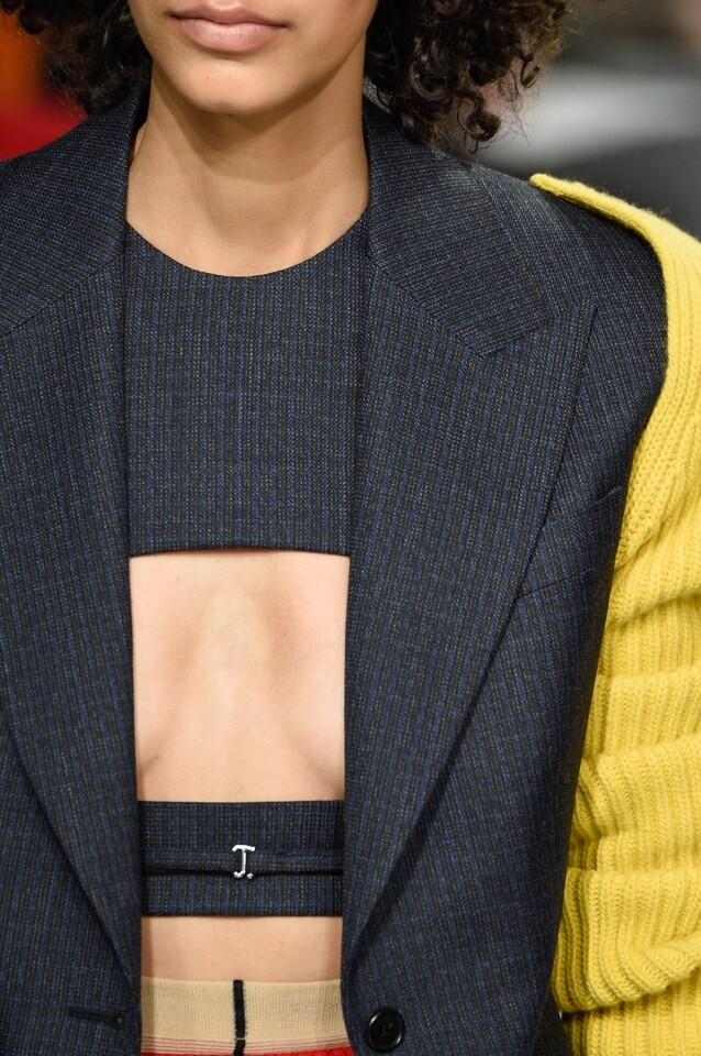 新性感定義 性感設計的服飾，不一定是要低胸或會暴露的，在 Raf Simons 設計下的性感是含蓄的，在胸部下方作開空設計，是性感得來優雅的設計。