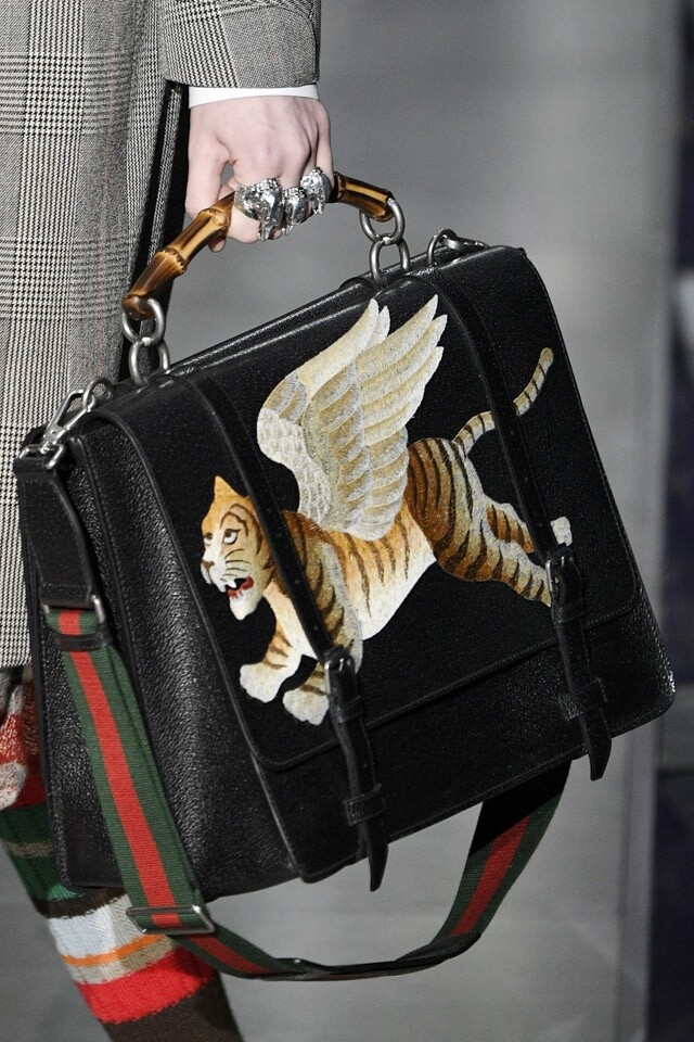 Bamboo 手柄 handbag 再現 即使 Alessandro Michele 多創新，亦會保留一些經典的元素穿插於設計上，如 Gucci 經典的 Bamboo 手袋在 Alessandro Michele 的改良下，變得更具時尚氣息，同時亦不會覺得玩得過火，要成為下季 FW17 大熱不是難事。