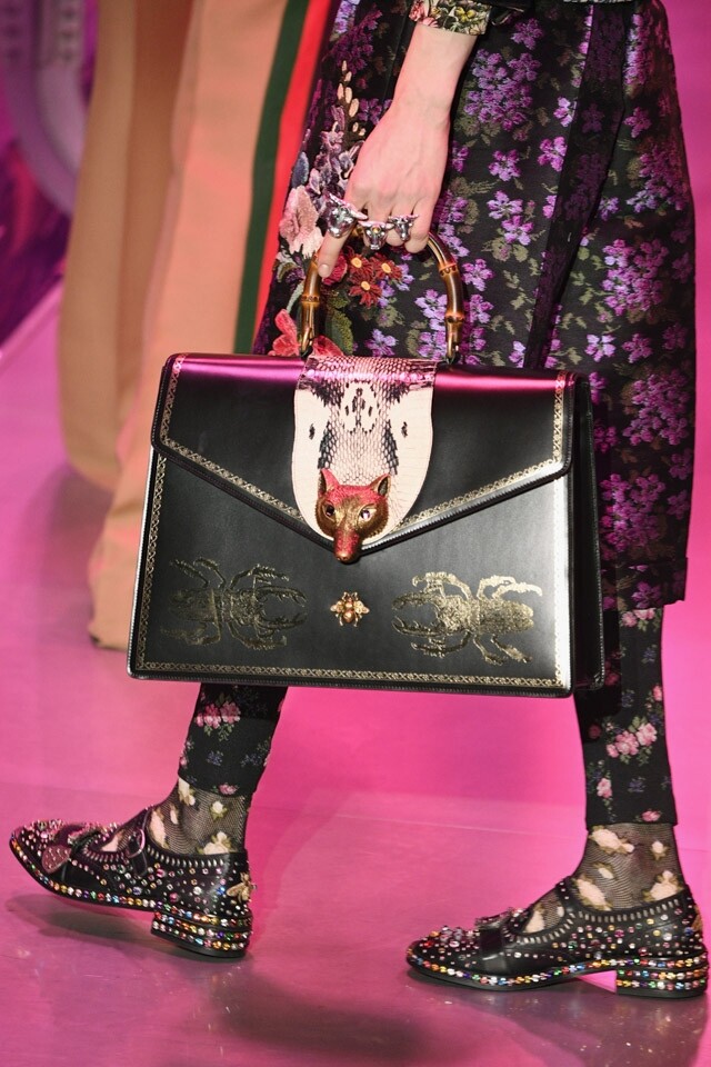 Bamboo 手柄 handbag 再現 即使 Alessandro Michele 多創新，亦會保留一些經典的元素穿插於設計上，如 Gucci 經典的 Bamboo 手袋在 Alessandro Michele 的改良下，變得更具時尚氣息，同時亦不會覺得玩得過火，要成為下季 FW17 大熱不是難事。