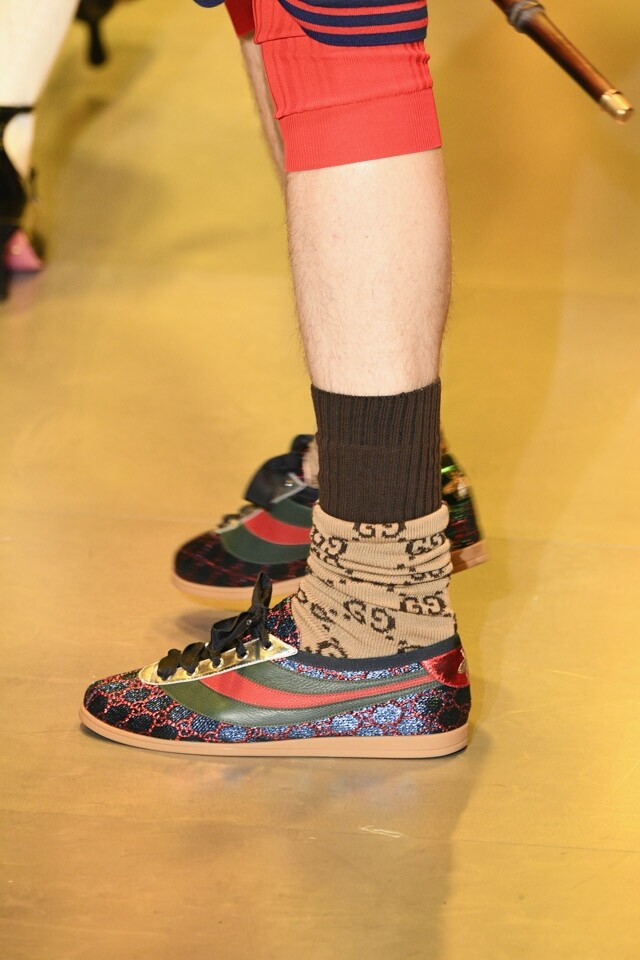Logo 處處 今季春夏一件 Gucci logo tee 賣得滿堂紅，來季 Gucci logo 的設計更多元化，不論是 monogram 或是簡單直接的 logo 名都是被 Alessandro Michele 發揮得淋漓盡致，亮眼點當然繡上 logo 的 headband 。