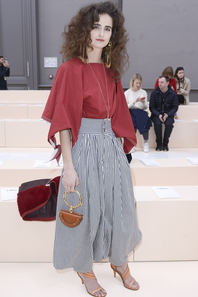 法國名模 Loulou Robert 選用 Chloe Nile Minaudière 手袋。