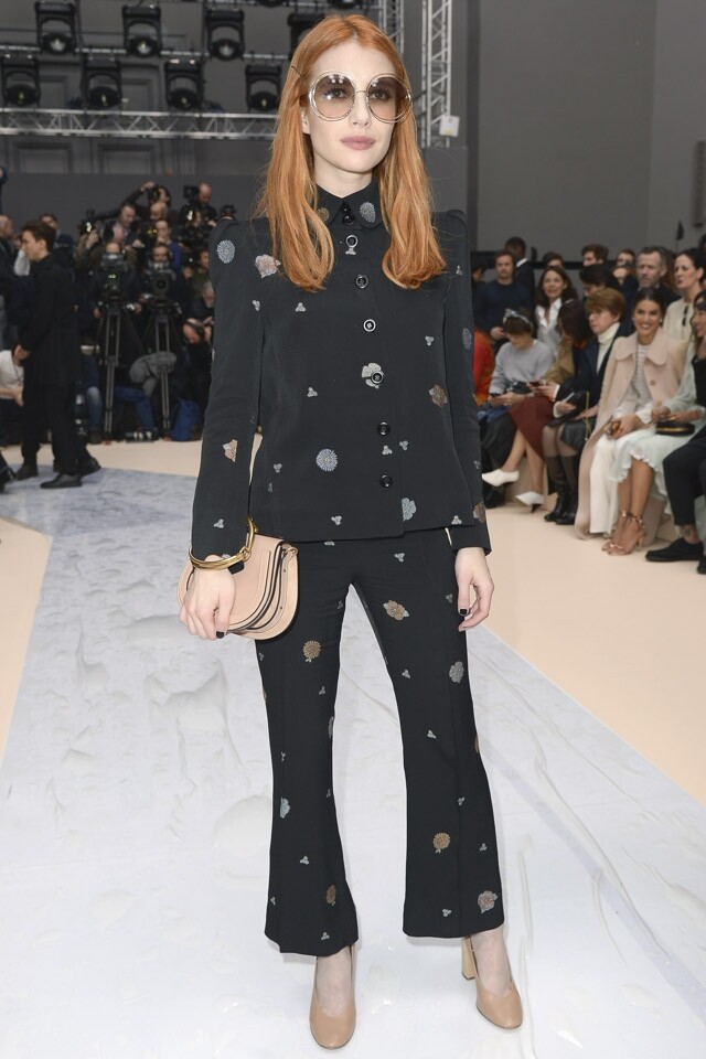 著名演員 Emma Roberts 手執 Chloe Nile 手袋。