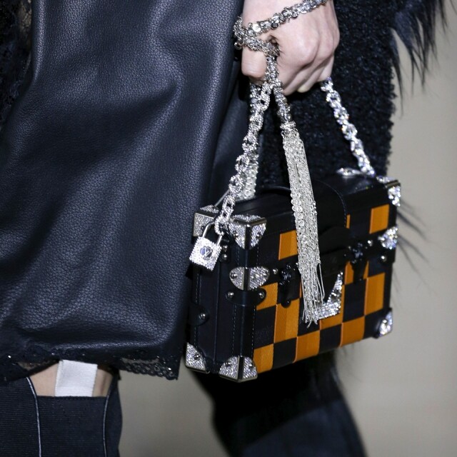 一推出已大受歡迎的 Petite Malle 手提包款式，於 Louis Vuitton 2017 秋冬系列中加以改良，綴滿閃石，令款式更貴氣。