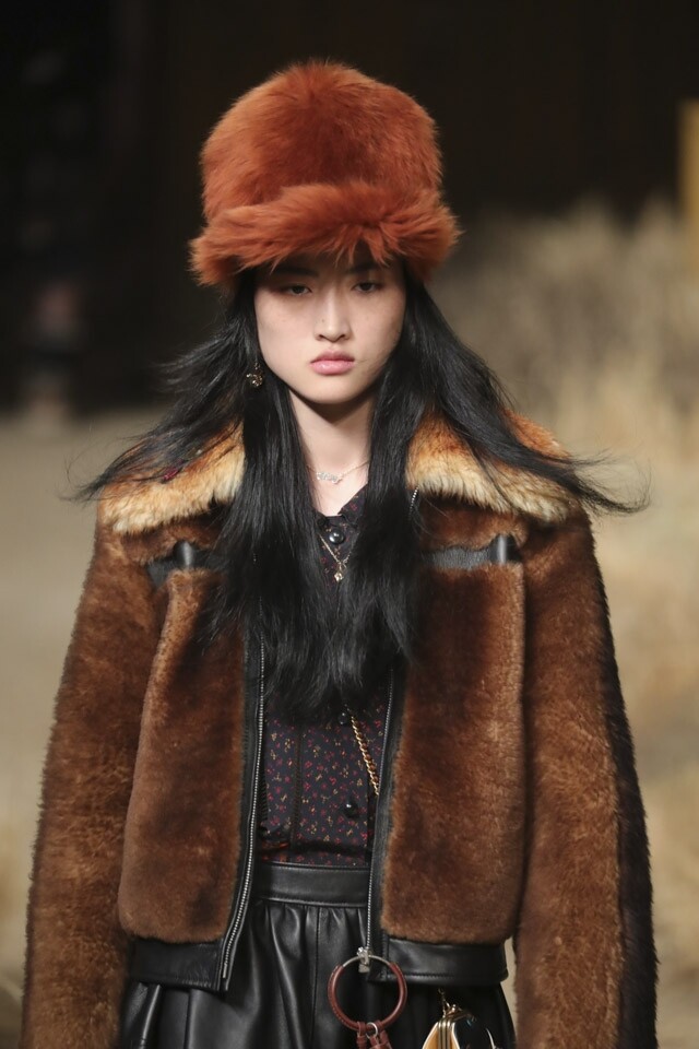 Coach FW17 的皮褸亦十分著重細節位,毛毛褸綴上皮革飾邊及吊飾,更具時尚感。 Coach FW17 的皮褸亦十分著重細節位,毛毛褸綴上皮革飾邊及吊飾,更具時尚感。