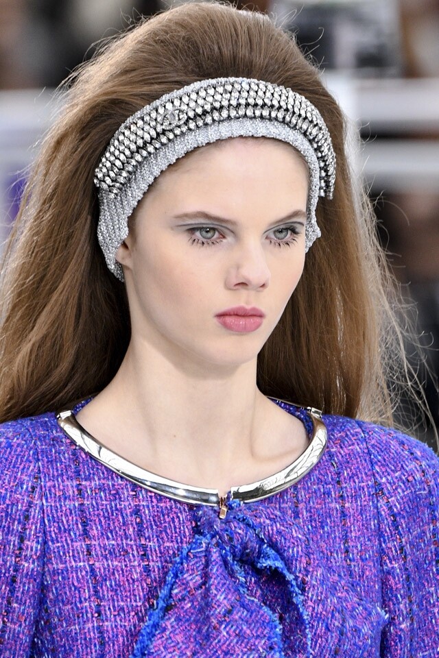頭飾當道 Chanel FW17 系列 show 上，model 們清一色地以 headband 作頭飾，綴上珍珠及珠飾，極具復古氣息，相信將會是下季的必搶 item 之一。