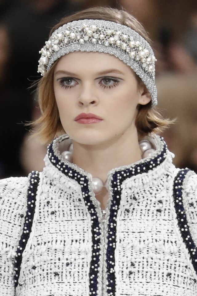 頭飾當道 Chanel FW17 系列 show 上，model 們清一色地以 headband 作頭飾，綴上珍珠及珠飾，極具復古氣息，相信將會是下季的必搶 item 之一。