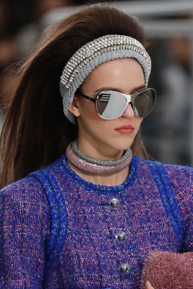 頭飾當道 Chanel FW17 系列 show 上，model 們清一色地以 headband 作頭飾，綴上珍珠及珠飾，極具復古氣息，相信將會是下季的必搶 item 之一。