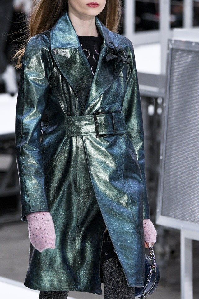 迷幻金屬色 為了更貼合太空主題，Chanel Fw17 系列中亦備有科幻感的設計，以迷幻金屬綠色作主打，配上簡潔俐落剪裁大褸，優雅中更見型格。