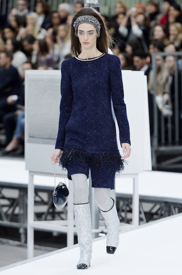 Tweed 依舊是長青 Tweed 裁質依舊是 Chanel 2017 秋冬系列的主打，以藍、黑、白色作主色調，於Tweed 中混入閃線，有如天上的繁星，迎合神秘的星空。