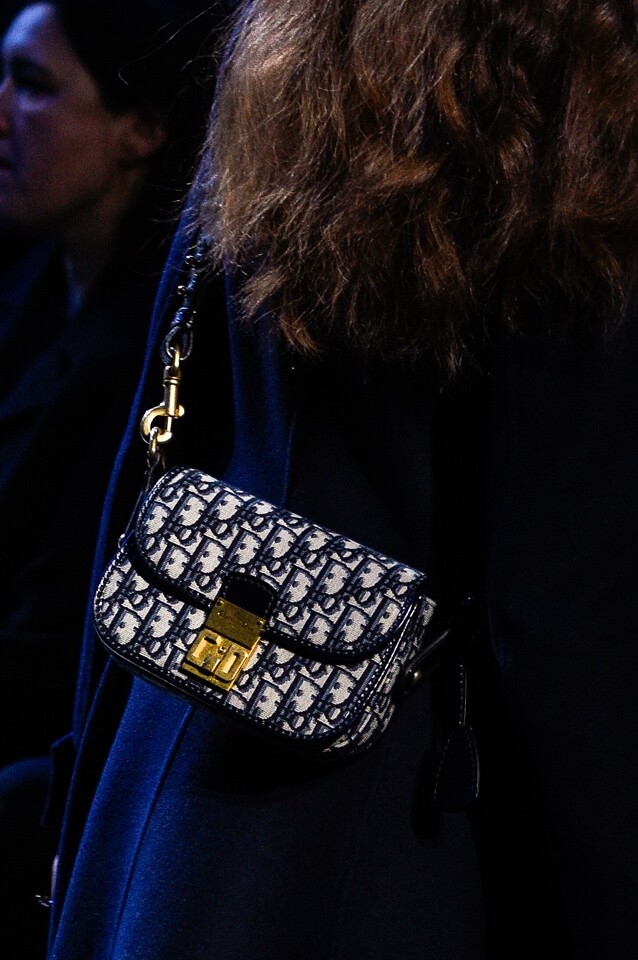 Maria Grazia Chiuri 都愛在 Dior 的經典設計中抽取 DNA 來改良，而 monogram 圖案的設計，正正是受到 Maria Grazia Chiuri 的愛戴，硬朗的手袋外型設計跟復古 monogram 的融合，擦出了不一樣的火花。