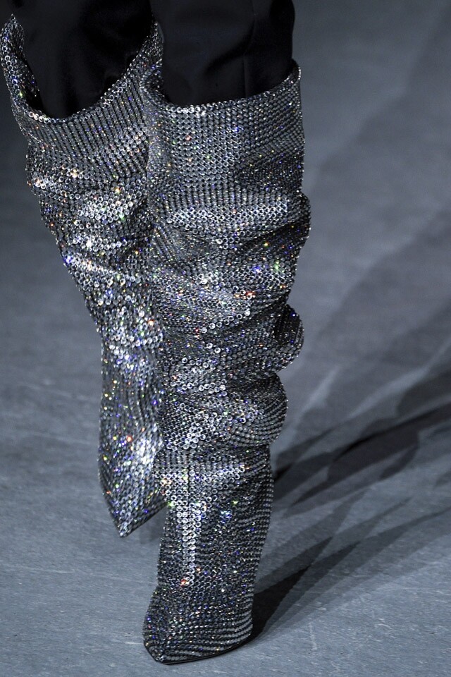 長靴 Saint Laurent FW17 整個系到，都以長靴作主打，不論是鬆身的長靴設計或是及膝長靴款式，都滲著 80s 的氣息。