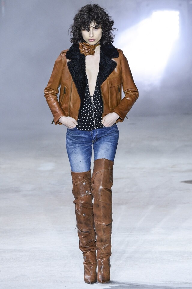 長靴 Saint Laurent FW17 整個系到，都以長靴作主打，不論是鬆身的長靴設計或是及膝長靴款式，都滲著 80s 的氣息。