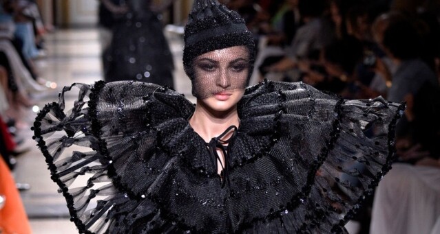 高級訂造服 Haute Couture 對平民百姓來說，或許是非常離地之事。但作為時裝愛好者的你，要愛懂欣賞 Haute Couture 的美學，未必有嘩眾取寵的 marketing 宣傳手法，沒有 KOL 的力捧，但 Haute Couture 卻是時裝的真諦，著重於剪裁、布料、手工的運用，每場 Haute Couture show 都是 fashion house 的展演真功夫之時，剛發佈的 2017 秋冬高級訂造服系列，Giorgio Armani 絕對是稱職得很。