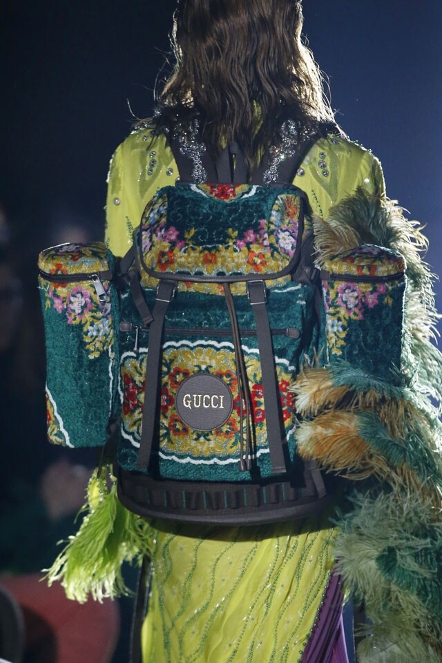 具山系風格的背囊於 Gucci 2019 春夏系列中登場，具貴族氣息的絲絨，更具特色。