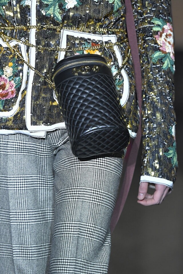 水桶型的腰包卻是市面上少見，Gucci 2019 春夏系列中耀眼之選。