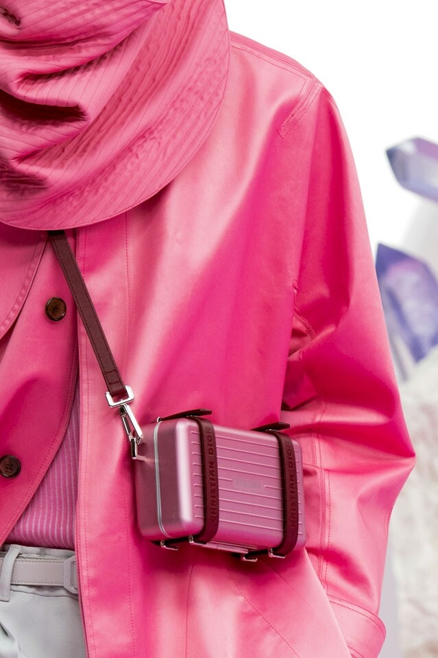 今季 Dior Men 破天荒與行李箱品牌 Rimowa 合作，推出數款話題性十足的手袋和背包。