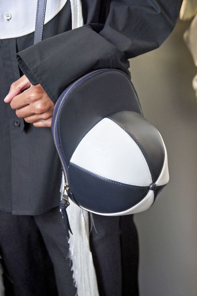 JW Anderson 今年率先於女裝秀上推出玩味十足的帽形手袋，而男裝系列亦一脈相承，提供更多配色的 Cap Bag。