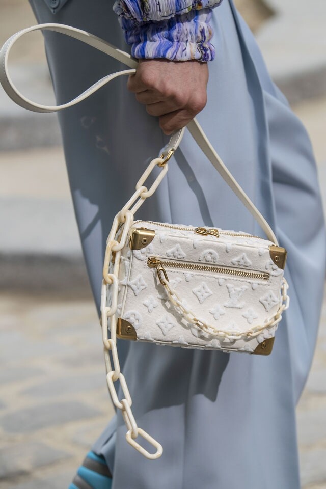 由 Virgil Alboh 主理的 Louis Vuitton 男裝系列，將白色的 Box bag 加上金屬飾扣，再飾上 Virgil 簽名式的鎖鍊設計