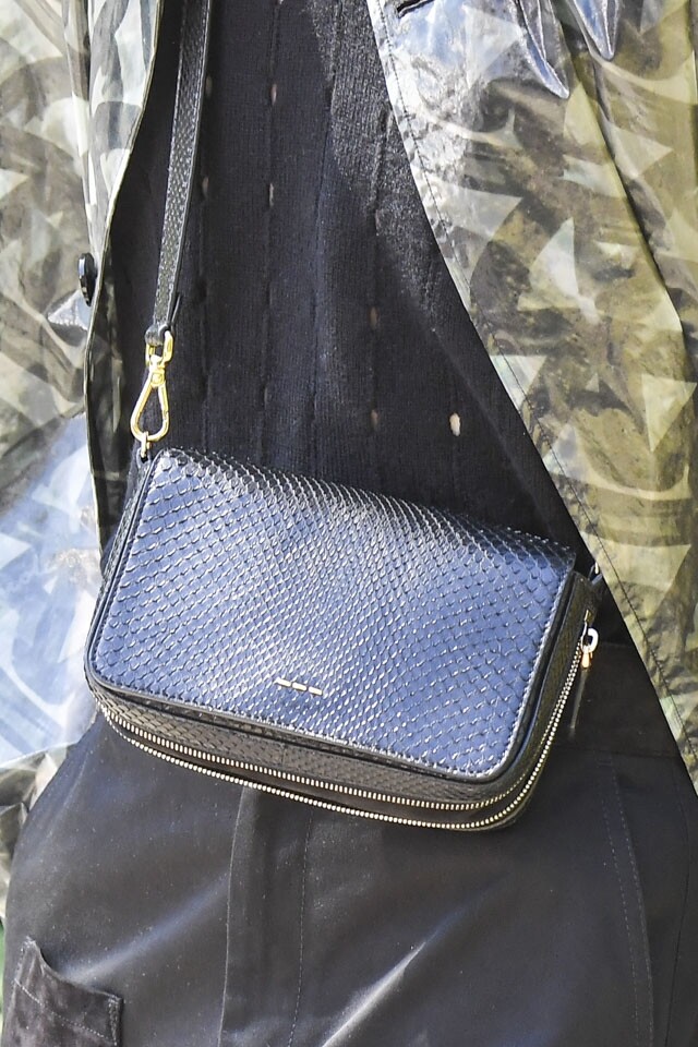 Fendi 的男裝秀中還有蛇紋的 Crossbody Bag，貼合近年的動物紋理手袋潮流。