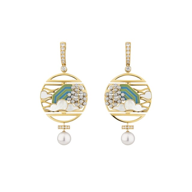 Chanel Fine Jewelry 黃金拼鉑金鑲鑽石、珍珠、 珍珠母貝及塗漆耳環。